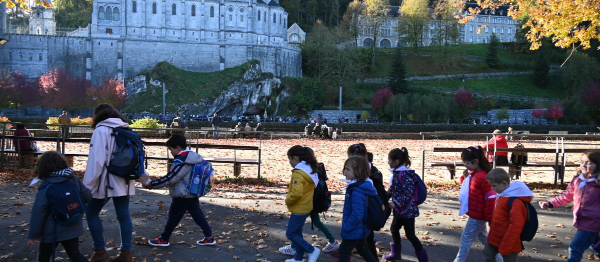 enfants grotte de Lourdes