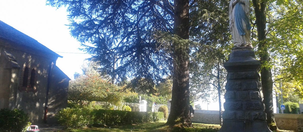 joli jardin ombragé avec statue de ND de Lourdes