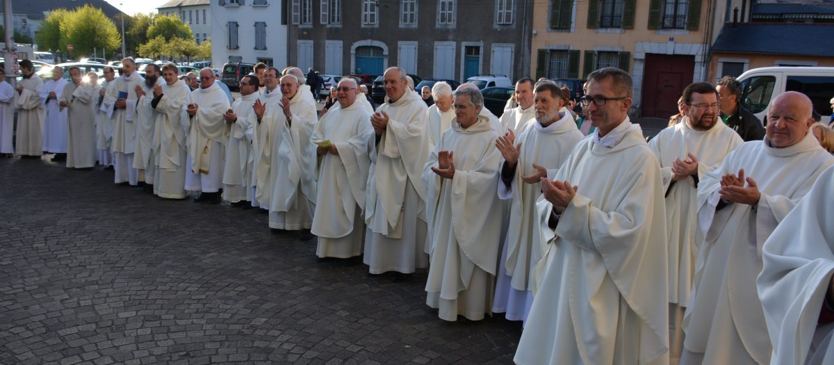 procession des pretres du du diocese de tarbes et lourdes