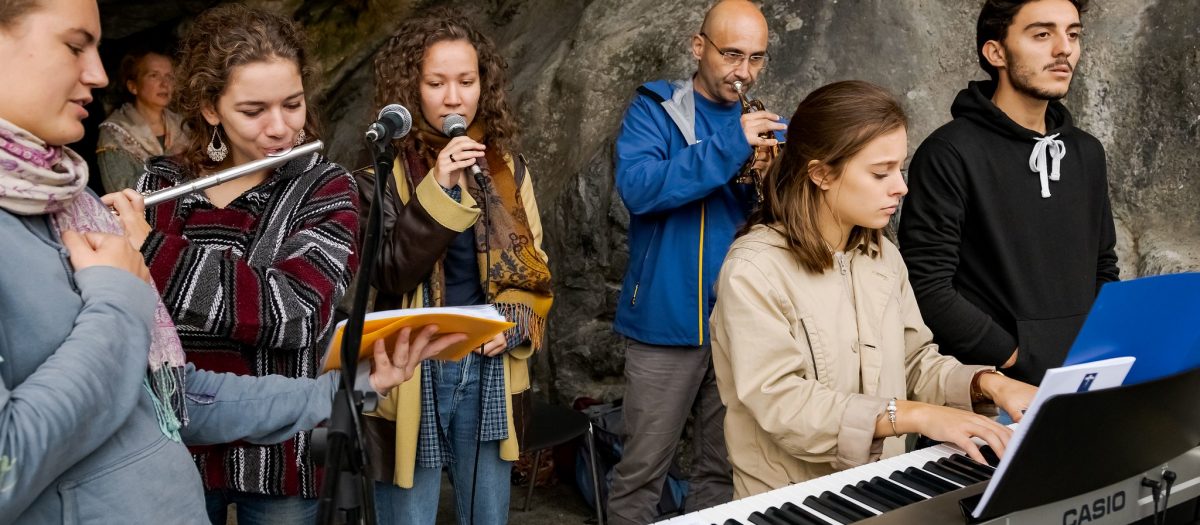 groupes de jeunes chanteurs et musiciens dans la Grotte de Lourdes
