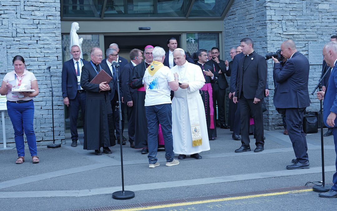 Christine remet le livre d'or au Saint-père