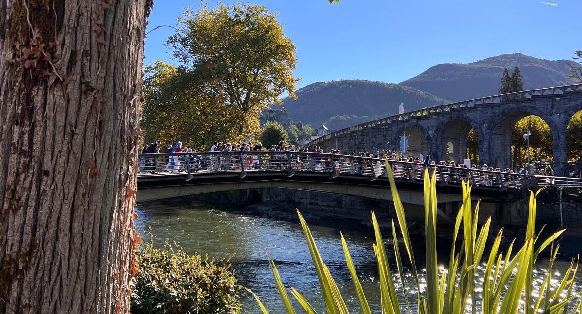 Plus de 1000 écoliers réunis à Lourdes pour le pélé des écoles 2026, des enfants venus de tout le département, des retrouvailles, des découvertes et de beaux moments de jeux, de reflexion et de partage… Jeudi 15 octobre, plus de 1 000 élèves des écoles catholiques des Hautes-Pyrénées, du CP au CM2, se sont retrouvés au Sanctuaire Notre-Dame de Lourdes pour donner, comme chaque année, le coup d’envoi du Pélé de la Bigorre et des 4 vallées. Au fil des activités proposées, ils ont pu mieux connaître la vie de sainte Bernadette et revenir sur les apparitions de la Vierge Marie à Lourdes. Une histoire que certains connaissaient déjà, mais qu’ils ont pu redécouvrir sous un autre regard, de manière ludique et vivante. À 9 h 30, Mgr Jean-Marc Micas, évêque du diocèse de Tarbes et Lourdes, est venu accueillir les enfants. L’occasion de leur présenter le thème de cette année : « Je te salue, comblée de grâces ; le Seigneur est avec toi ». Des mots qui les accompagneront tout au long de leur pèlerinage et les inviteront à approfondir leur découverte du message de Lourdes. Un moment de partage, de chants et de prière, tous ensemble, rassemblés dans l'église Sainte-Bernadette, encadrés par leurs enseignants et les bénévoles du diocèse. Les enfants sont ensuite partis en atelier, pour découvrir de manière différente selon leur âge, l'histoire de la jeune Bernadette Soubirous... Puis une pause pique-nique et jeux au soleil avant de partir se recueillir à la grotte, puis de rejoindre leurs établissements respectifs... Au-delà de la découverte d’un lieu et d’une histoire, le Pélé de la Bigorre et des 4 vallées est aussi un temps pour se rencontrer, échanger, prier et grandir dans la foi. Une belle manière, pour ces jeunes, de faire leurs premiers pas ou d’aller un peu plus loin sur le chemin du pèlerinage.