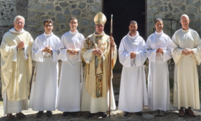 photo évêque et séminaristes Chapelle Héas Mgr Micas entouré des séminaristes